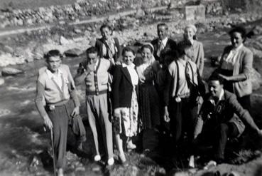 Iconographie - Jeunes gens en voyage à Lourdes