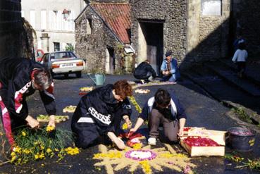 Iconographie - Réalisation des reposoirs et chemins fleuris pour la Fête-Dieu