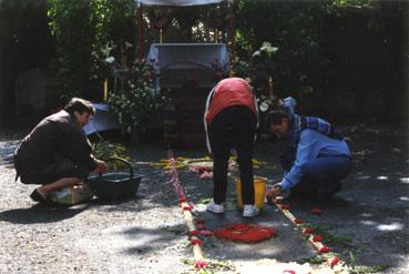 Iconographie - Réalisation des reposoirs et chemins fleuris pour la Fête-Dieu