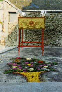 Iconographie - Réalisation des reposoirs et chemins fleuris pour la Fête-Dieu