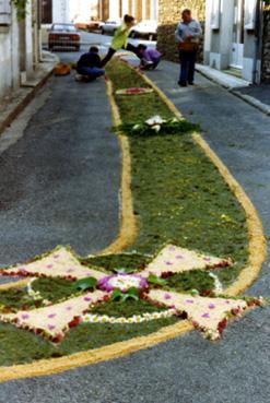 Iconographie - Réalisation des reposoirs et chemins fleuris pour la Fête-Dieu