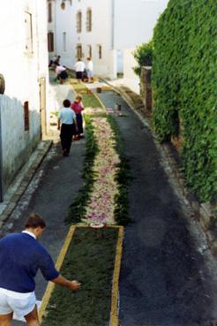 Iconographie - Réalisation des reposoirs et chemins fleuris pour la Fête-Dieu