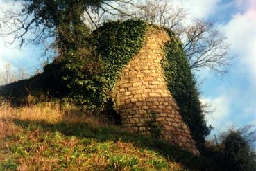 Iconographie - Ruines d'une tour des remparts du château