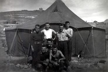 Iconographie - Auguste Lucas devant la tente à Kenchela en Algérie