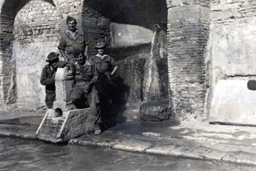 Iconographie - Auguste Lucas à la piscine de Kenchela en Algérie