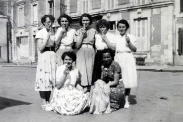 Iconographie - Groupe de jeunes filles à Dinard