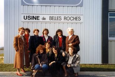 Iconographie - Femmes posant devant l'enseigne Gaston Jaunet à Treize-Vents