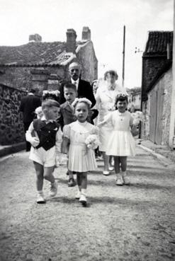 Iconographie - Cortège de noce avec les enfants puis la mariée au bras de son père