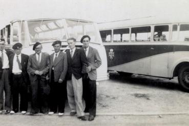 Iconographie - Membres de la clique posant devant l'autobus