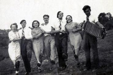 Iconographie - Jeunes gens dansant avec un accordéoniste