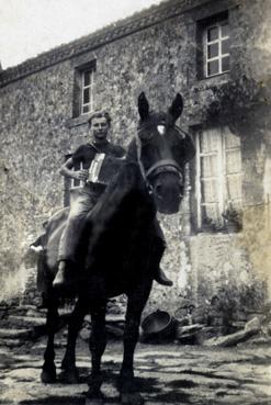 Iconographie - Joseph Morin jouant de l'accordéon sur un cheval