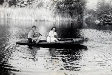 Iconographie - Odette Coutant en canoé sur la Sèvre