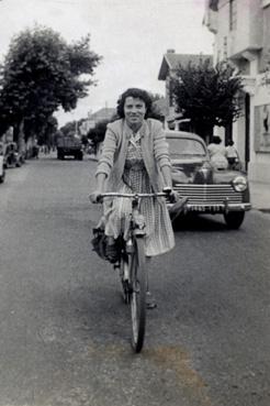 Iconographie - Odette Coutant en bicyclette