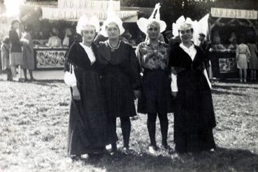 Iconographie - Jeunes filles en costumes régionaux à la kermesse