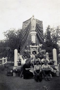 Iconographie - Reposoir devant la statue de la Sainte Vierge