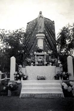 Iconographie - Reposoir devant la statue de la Sainte Vierge