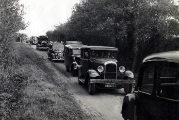 Iconographie - Cortège de voitures anciennes