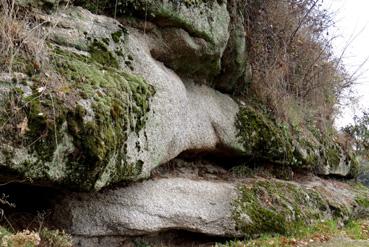 Iconographie - Rochers sous les remparts du château