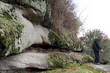 Iconographie - Claude Bonhomme montrant les traces d'usure du rocher dues aux passages des mûles