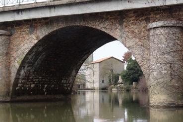 Iconographie - Le pont sur la Sèvre avec une vue sur le Moulin Baudry