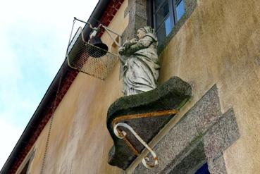 Iconographie - Statue et cloche de l'école privée