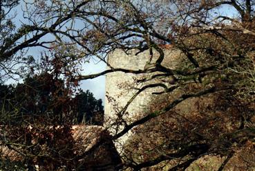 Iconographie - Une tour des remparts du château vus du pont sur la Sèvre