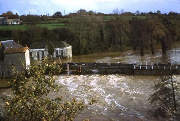 Iconographie - La crue de la Sèvre et le pont vus du Moulin Baudry 