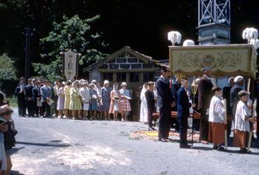 Iconographie - Procession de Fête-Dieu, une station à un reposoir