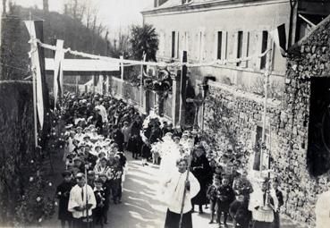 Iconographie - Souvenir de la mission 1938 - Début de la procession