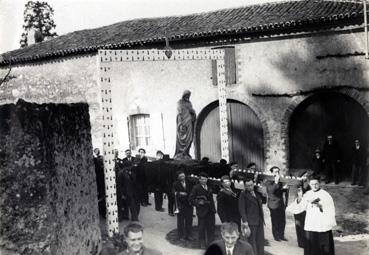 Iconographie - Souvenir de la mission 1938 - Les porteurs de la statue