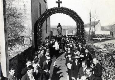 Iconographie - Souvenir de la mission 1938 - Les hommes précédant la statue