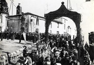 Iconographie - Souvenir de la mission 1938 - La procession au coeur du bourg