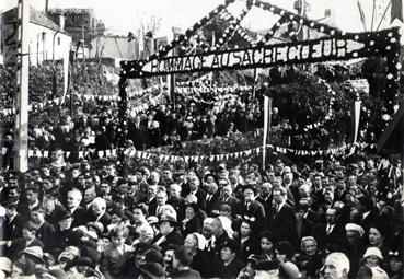 Iconographie - Souvenir de la mission 1938 - Les fidèles sous l'arc Hommage au Sacré-Coeur