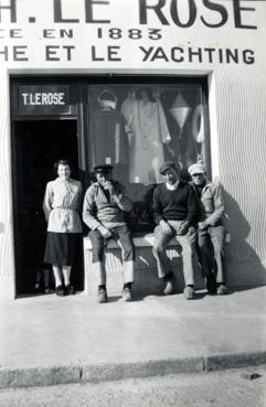 Iconographie - Marins devant la vitrine de la voilerie Théophile Le Rose