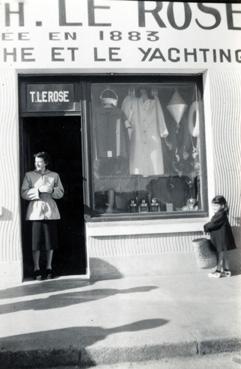 Iconographie - Madame Le Rose devant la vitrine de la voilerie Théophile Le Rose