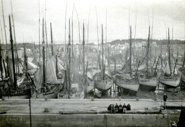 Iconographie - Les bateaux béquillés dans le port