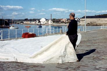 Iconographie - Travail de la voilerie Le Rose sur une voile sur le quai