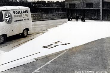 Iconographie - Le personnel de la voilerie Le Rose sur une voile 12 - F 5