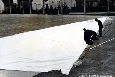 Iconographie - Le personnel de la voilerie Le Rose sur une voile 12 - F 5