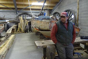 Iconographie - Le charpentier naval qui restaure le canot France