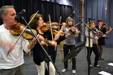 Iconographie - Bal à Odysséa - Elèves du violon et les danseurs