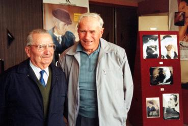 Iconographie - Deux acteurs figurants du film La terre qui meurt au cinéma Le Club