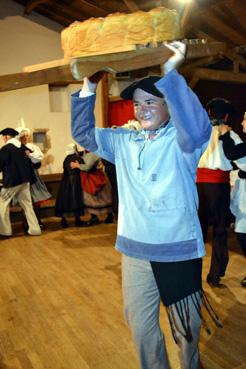 Iconographie - Tap Dou Païe en spectacle au Vasais - Danse de la brioche