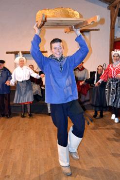 Iconographie - Tap Dou Païe en spectacle au Vasais - Danse de la brioche