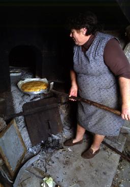 Iconographie - Rosella Raffin cuisant une échaudisse