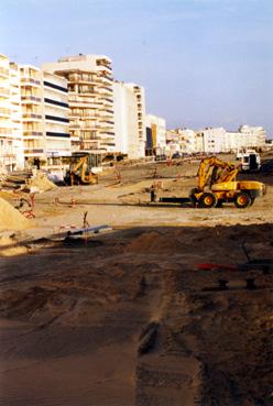 Iconographie - Front de mer : travaux entre l'avenue de la Mer et l'avenue de la Forêt