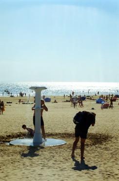 Iconographie - Front de mer après réhabilitation : Douche de plage