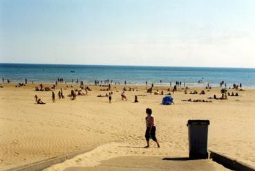 Iconographie - Front de mer après réhabilitation : Poubelle de plage à la hauteur d'une cale