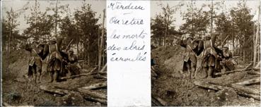 Iconographie - Verdun - On retire les morts des abris écroulés