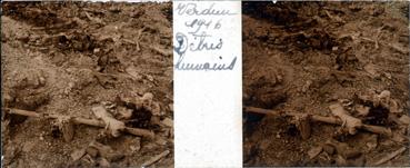 Iconographie - Verdun 1916 - Débris humains